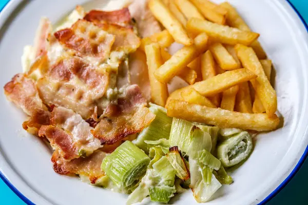 Londra İngiltere, Eylül 01 2025, Pırasalı Tavuk Göğüsü ve Cips ve Kızartmasız Domuz Pastırması