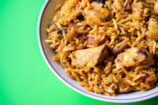 Londra İngiltere, Eylül 01 2025, Klasik Hint usulü Baharatlı Tavuk Biryani Yemekleri İnsansız