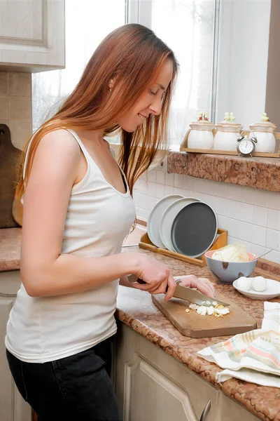 Jovem Mulher Millennial Alegre Menina Preparando Almoço Fresco Jantar Cozinhar — Fotografia de Stock