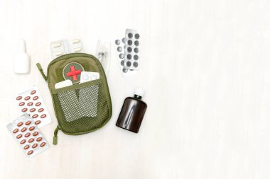 Günlük ilaç sandığı, haplar, haplar, vitaminler, ilk yardım çantası. İlaç kutusu ilaçları, besin takviyeleri. Hastalık virüsü ilaç dozajı için tıbbi tedavi.