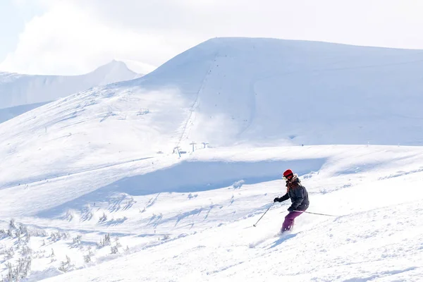 Frauen Mädchen Winteranzug Skimaske Skifahren Auf Einem Frisch Verschneiten Hügel — Stockfoto