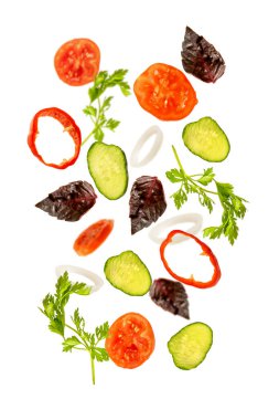 Hafif bahar salatası, havada süzülen hava malzemeleri, taze vitamin sebzeleri. Askıya alınmış domates, salatalık, biber, maydanoz, fesleğen. Vejetaryen vejetaryen sağlıklı yemek menüsü.