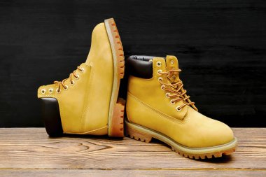 Yeni güzel, kahverengi, sıcak dağ kadınları Timberland ayakkabı, bot, spor ayakkabı, spor ayakkabı logosu ahşap zeminde. Günlük ayakkabı konsepti.