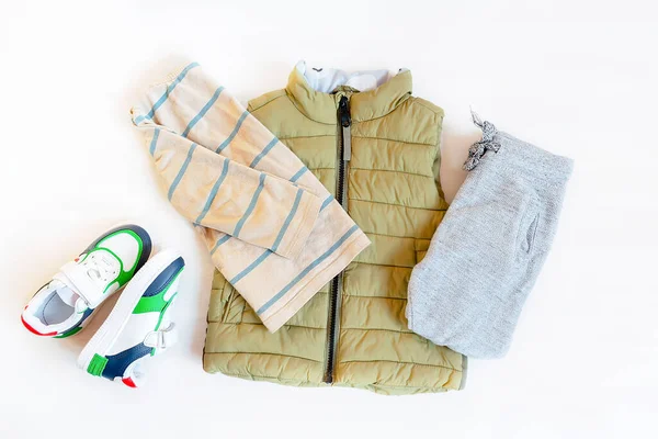 ベスト ラグランズパンツとジーンズスニーカー付き 白い背景に春 冬の赤ちゃんの子供服 衣類やアクセサリーのセット ファッション子供服 フラットレイアウト トップビュー オーバーヘッド — ストック写真
