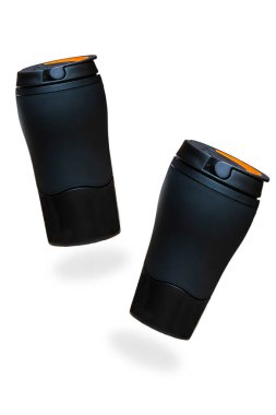 Çay için yeniden kullanılabilir siyah plastik kahve termosu, soğuk havada yemek için sıcak içecek ve beyaz arka planda izole edilmiş kapak. Sıfır atık eko, kendi kupa konseptini getir. Model, şablon