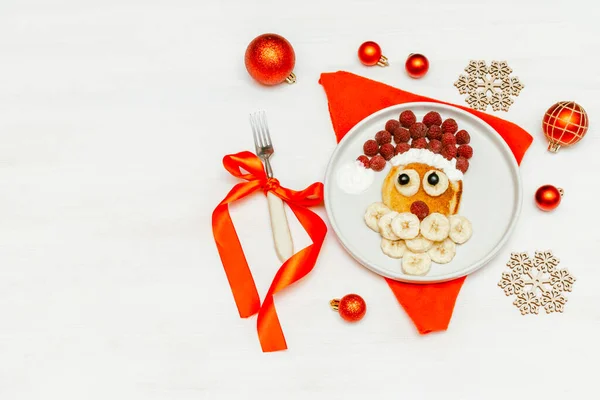 Weihnachtsmann Geformten Pfannkuchen Mit Süßen Frischen Himbeeren Und Banane Auf — Stockfoto