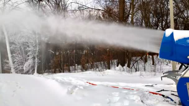 Działo Śnieżne Robiące Sztuczny Śnieżny Proszek Pobliżu Trasy Zjazdowej Górskiej — Wideo stockowe