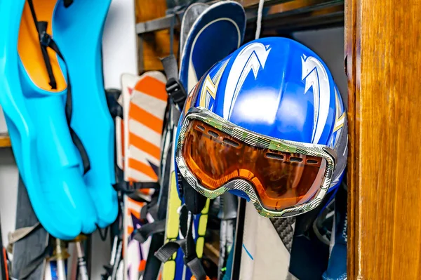 滑雪面罩 滑雪挂在定制的木制壁挂架在仓库季节性储存在滑雪胜地 在家中处理极端冬季运动器材 — 图库照片