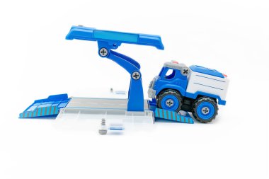 Park yerinde küçük mavi plastik polis arabası oyuncağı beyaz arka planda izole edilmiş, fotokopi alanı ile modellenmiş, çocuklar için oyuncaklar, çocuklar için gelişim, oyun, çocukluk eğlencesi.