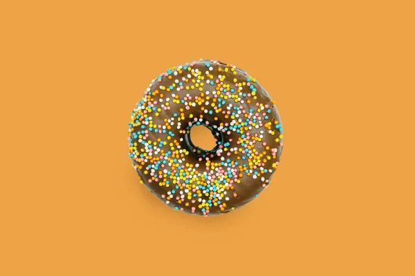 有创意的吃甜砂糖黑甜甜圈甜甜圈和褐色背景的釉料的概念 顶视图平面放置不健康的垃圾甜点 食物概念 复制空间 — 图库照片