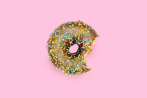 吃甜砂糖褐色黑甜甜圈甜甜圈的创意概念与釉面粉红背景 顶视图平面放置不健康的垃圾甜点 食物概念 复制空间 — 图库照片