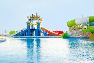 Aquapark, otel kompleksi, açık deniz suyu, yüzme havuzlu su parkı gibi yerlerde slayt yapar..
