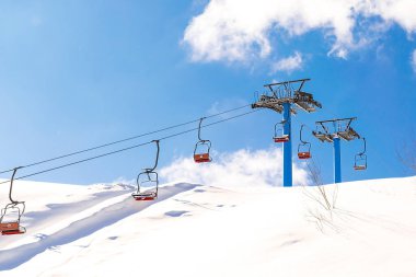 Kayak asansörü boş halat, teleferik tepenin üzerinde. Sandalye kaldırma kablosu. Kayak ve snowboard. Kış sporu, eğlence, seyahat