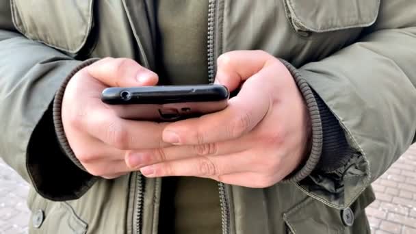 Business Man Pomocí Moderního Smartphone Mačkání Prstů Čtení Sociálních Médií — Stock video