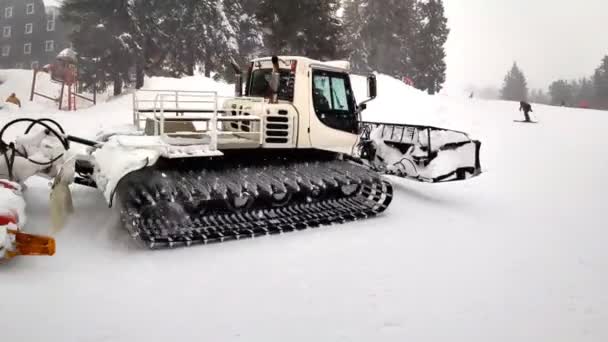 Сучасні Решітки Снігового Кота Снігоочисним Снігоочисним Механізмом Вантажівкою Готує Гірськолижний — стокове відео