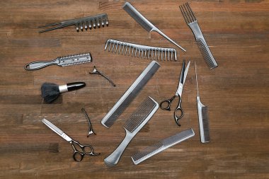 Farklı kuaför fırçaları, taraklar, makas, tarak koleksiyonu, saç aletleri, güzellik, moda, bir saç stili konsepti yaratmak. Düz uzan, uzayı kopyala.