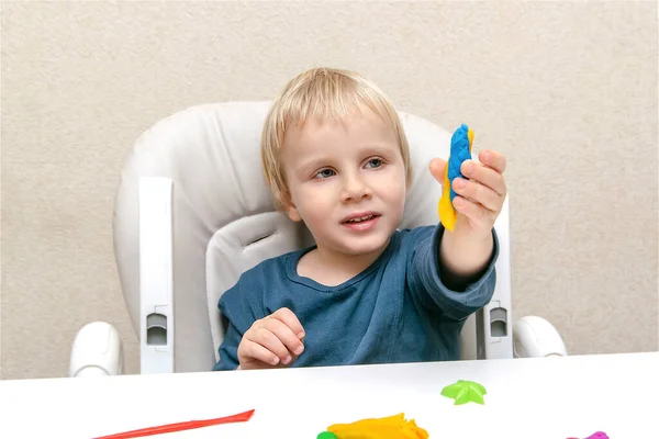 Cute Dziecko Chłopiec Gra Formowanie Plastycyny Patriotycznych Niebiesko Żółtych Ukraińskich — Zdjęcie stockowe