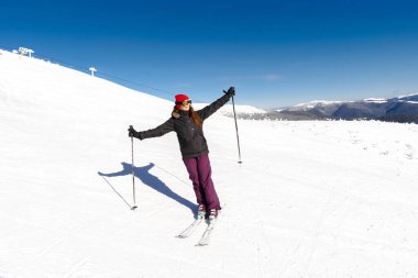 Kadınlar, kar maskeli bir kız, kayak gözlüklü bir kız, kar tepesinde yüksek Karpatlar 'a bakıyor kış alp kayak merkezi tatilinde, doğa manzarası, Ukrayna, Avrupa..