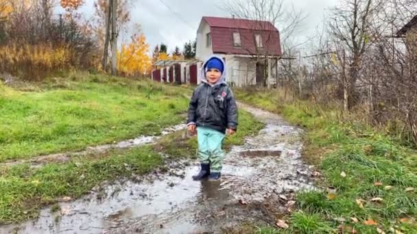 Aranyos Imádnivaló Kaukázusi Kisgyerek Fiú Aki Kint Játszik Csizmában Sáros — Stock videók