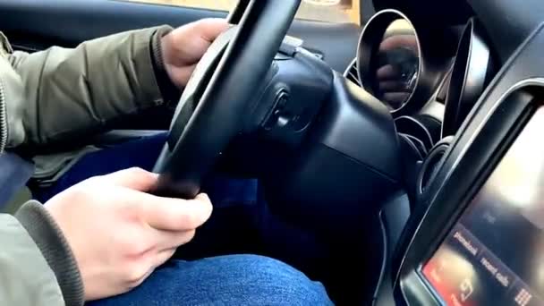 Close Mãos Homens Segurando Volante Carro Condução Com Luzes Rua — Vídeo de Stock