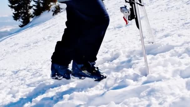 穿着塑料蓝色专业滑雪鞋的女滑雪者的腿爬上高山白雪公主的背景 积极的生活方式 冬季极限运动和娱乐 高山滑雪胜地概念录像 — 图库视频影像