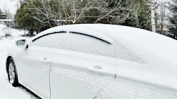 Zaparkované Auto Městské Ulici Při Silném Sněžení Zimě Čerstvé Sněžení — Stock video