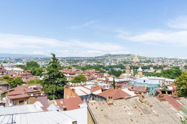 Eski tarihi şehir Tiflis 'in manzara manzarası, mimari binalar çatılar, Gürcistan yazın güneşli bir gün, doğa parlaklığı.