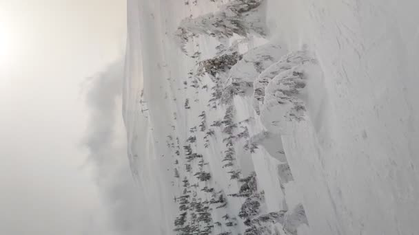 Manzaralı Dağlar Yoğun Kar Fırtınası Sırasında Kayak Merkezindeki Doğal Manzara — Stok video