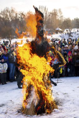 Antik Slav bayramının kutlanması.Pagan Maslenitsa festivalinin yanan heykeli açık havada.Geleneksel ulusal halk baharı karşılıyor, kış etkinliğini uğurluyor- Ukrayna, Kiev, 17 Şubat 2018.