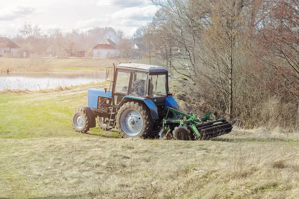 Kék Kis Modern Traktor Gépek Szántás Mezőgazdasági Területen Rét Gazdaságban — Stock Fotó