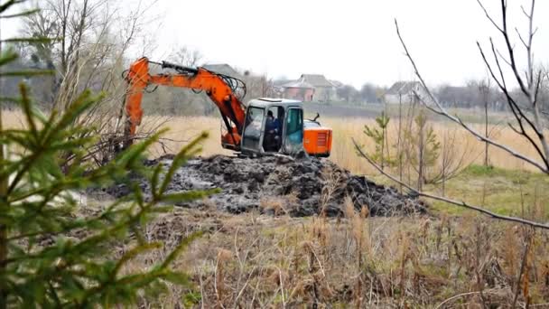 Modern Red Big Excavator Tractor Machinery Digging Ground Pit Deepen — Vídeo de stock