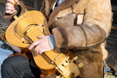 Ulusal Geleneksel Ukrayna halk liri çalan yaşlı adam eğilmiş antik müzik aleti, antik Slav bayramını kutluyor.Pagan festivali. Pirogovo Müzesi Kiev 'de.