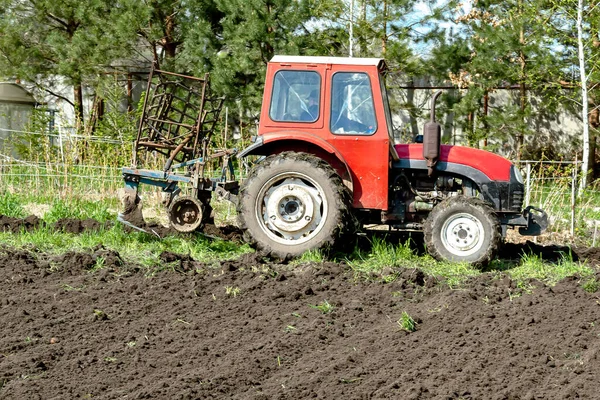 Modern Traktor Gépek Szántás Mezőgazdasági Területen Rét Gazdaságban Tavasszal Ősszel — Stock Fotó