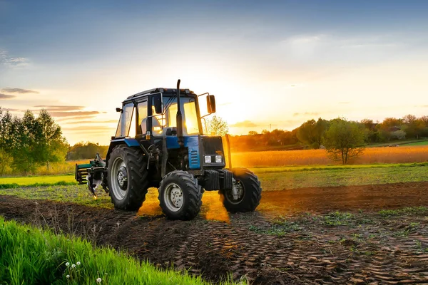Modern Blue Tractor Machinery Plowing Agricultural Field Meadow Farm Spring — Fotografia de Stock