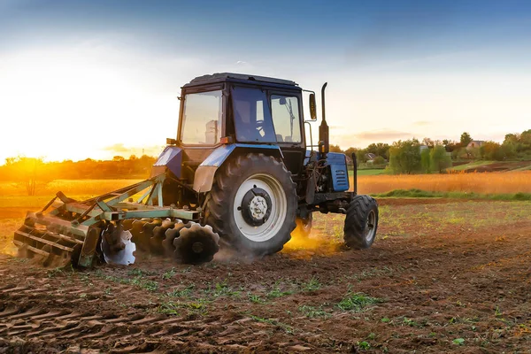 Modern Blue Tractor Machinery Plowing Agricultural Field Meadow Farm Spring Imágenes de stock libres de derechos