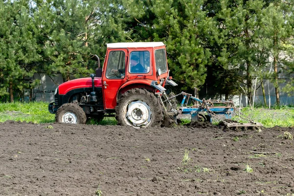 Modern Traktor Gépek Szántás Mezőgazdasági Területen Rét Gazdaságban Tavasszal Ősszel — Stock Fotó