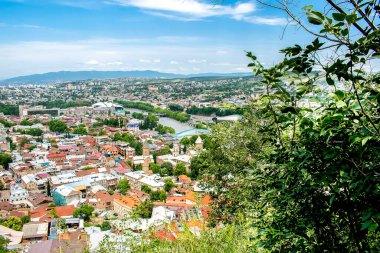 Eski tarihi şehir Tiflis 'in manzara manzarası, mimari binalar çatılar, yazın güneşli bir gün, doğa, parlak seyahat manzarası..