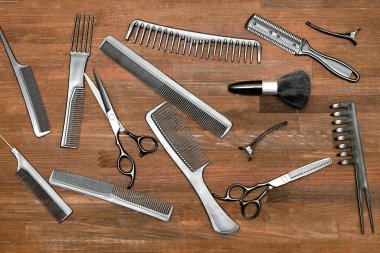 Farklı kuaför fırçaları, taraklar, makas, tarak koleksiyonu, saç aletleri, güzellik, moda, bir saç stili konsepti yaratmak. Düz uzan, uzayı kopyala.