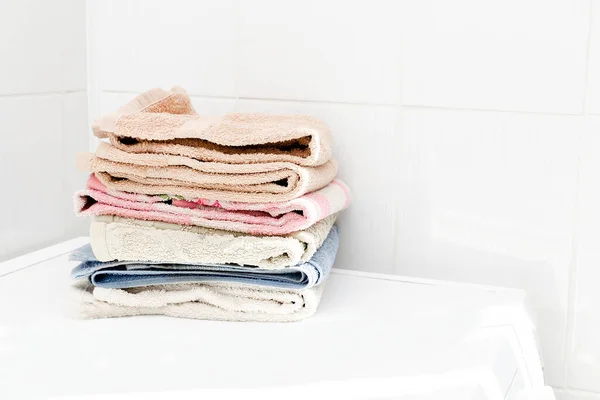 Banyodaki Çamaşır Makinesinde Bir Yığın Temiz Kabarık Havlu Çamaşır Yığını — Stok fotoğraf
