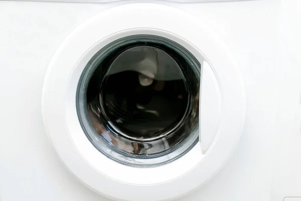 Modern Beyaz Çamaşır Makinesinin Yakından Görüntüsü Kapıda Arayüzde Çamaşır Dolabının — Stok fotoğraf