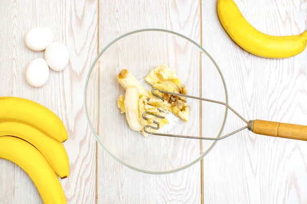 Esmagar Várias Bananas Para Assar Pão Cupcakes Preparação Ingredientes Para — Fotografia de Stock