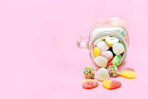 Bunte Süße Verschiedene Gelee Bonbons Glasbecher Liegen Isoliert Auf Rosa — Stockfoto