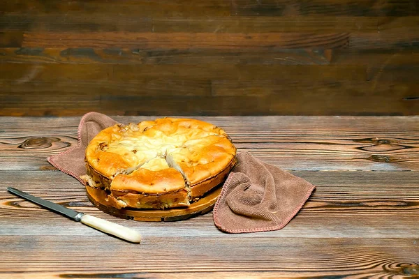 自制的卷心菜派 盘子里的一块馅饼放在木制的乡村餐桌上 烹调烘焙糕点收据 秋冬蔬菜素食健康食品 — 图库照片