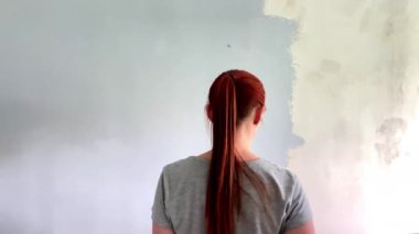 Kızıl saçlı genç bir kızın portresi, gri bir fırça rulosuyla duvarları boyayan bir kadın, yaşam, yatak odası, yeni bir daireye taşınan bir kadın sanatçı, iç mimar, bir apartman dairesi onarımı..