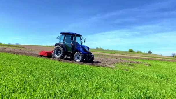 春秋时节 现代蓝色拖拉机机械在农场耕作农田草地 2023年5月9日 乌克兰农村的大自然 播种作物前 农民耕作土壤 — 图库视频影像