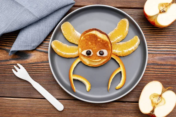 Lucu Kepiting Bentuk Makanan Ringan Wajah Dari Pancake Oranye Apel — Stok Foto