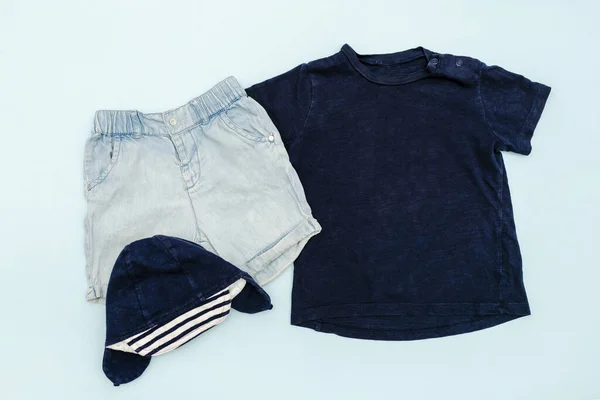 Bambini Estivi Vestiti Blu Accessori Con Shirt Shorts Sneakers Abbigliamento — Foto Stock