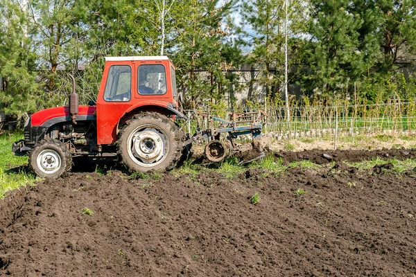 Traktor Gépek Szántás Mezőgazdasági Területen Rét Gazdaságban Tavasszal Ősszel Mezőgazdasági — Stock Fotó
