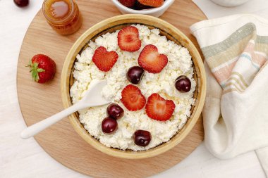 Yazlık çilekli süzme peynir. Ballı kaymak peyniri. Sağlıklı süt ürünü kalsiyum, protein ürünü, kahvaltı, öğle yemeği, yaşam tarzı, diyet, detoks, düzgün beslenme..