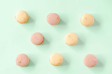 Tatlı çikolata, limonlu kurabiye, yeşil arka planda duran kurabiyeler, hamur işi tatlılar, lezzetli şeker yiyecekler..